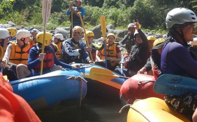  foto di gruppo sul fiume 